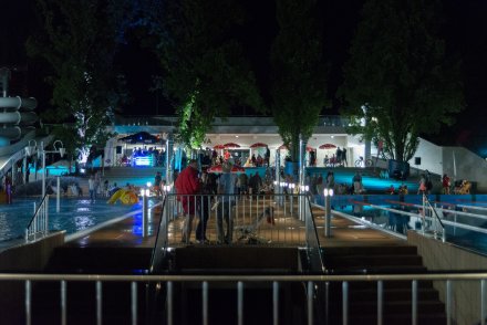 Nocne pływanie z DJ-em